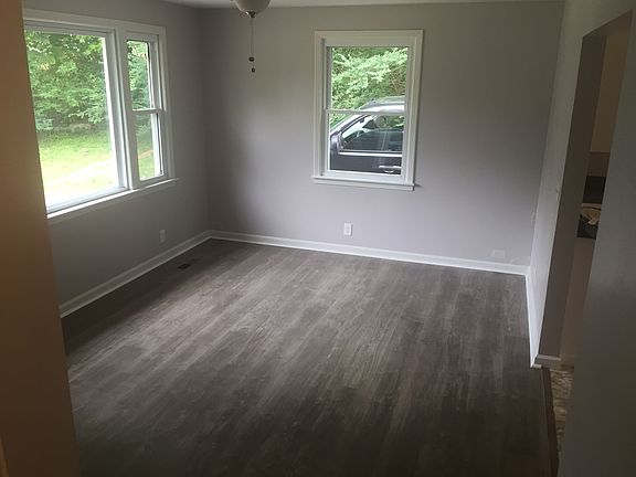 3rd image of 102 Beech St