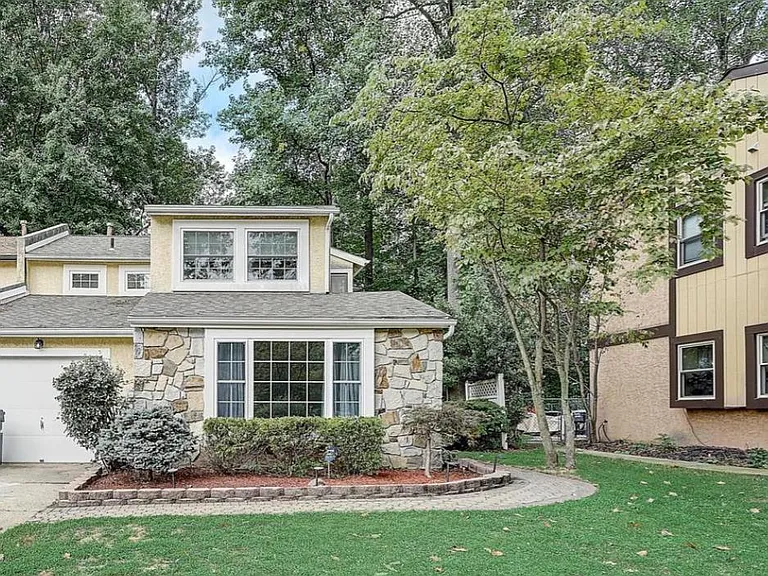 5 Christopher Rd — Photo 1