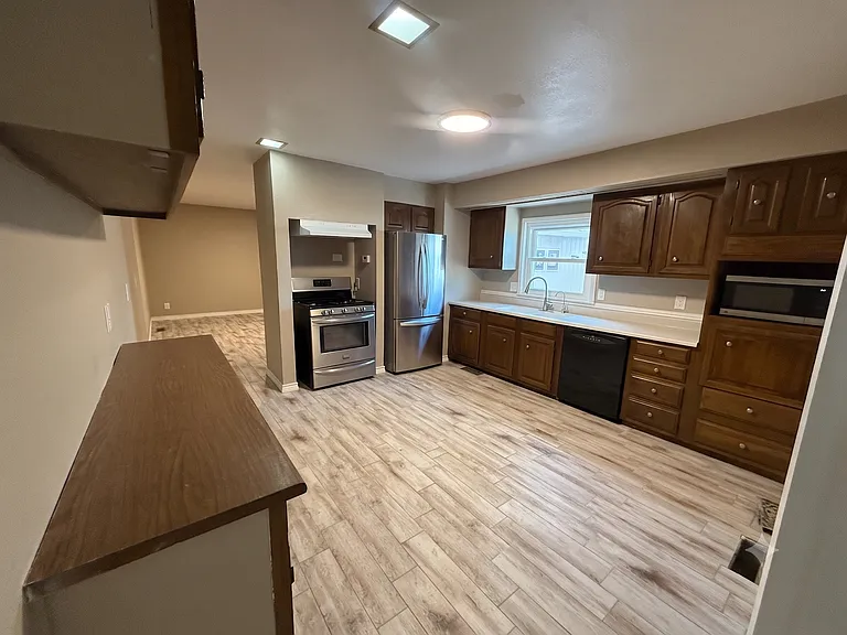 223 W Avenue J — Photo 10