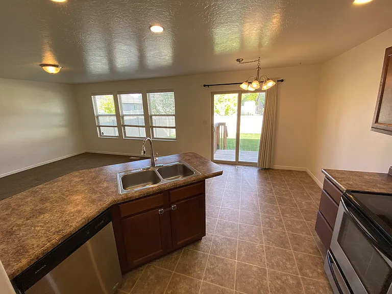1282 Lily Pad Dr — Photo 3