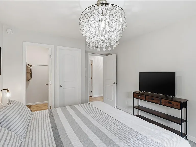 3811 Pretty Lake Ave #B — Photo 12