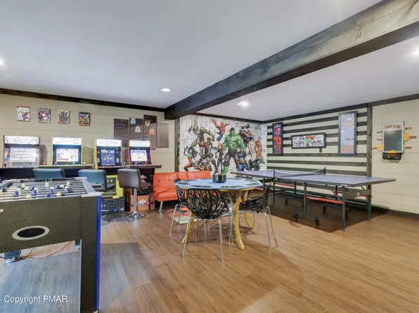 33 W Sheffick Dr, Gouldsboro, PA 18424