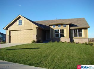 914 Crest Rd, Papillion, NE 68046