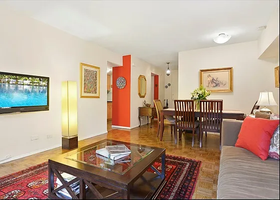 Sold by R New York | media 4