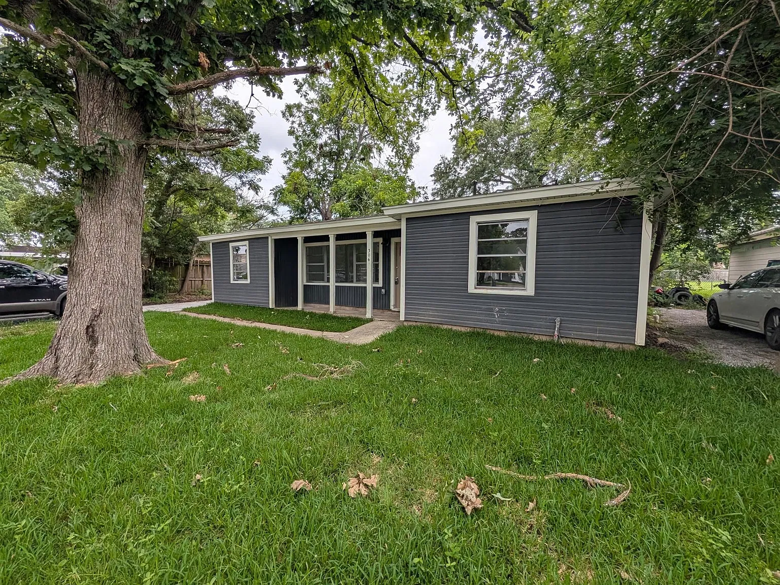 3 bed, 1.0 bath, 1348 sqft, $1,650 — Photo 2