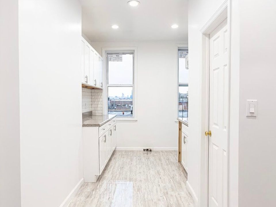 1st image of 77 Grattan St APT 3R