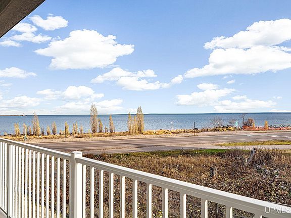 4th image of 2401 N Lakeshore Blvd Unit 5