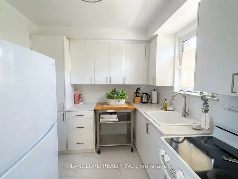 36 Wood Glen Rd #302 — Photo 2