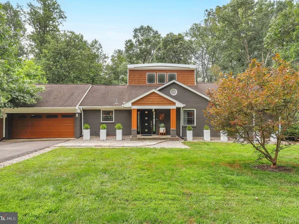 7902 Carteret Rd, Bethesda, MD 20817