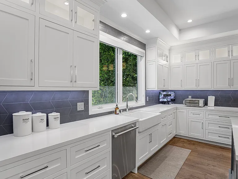 4435 Stansbury Ave — Photo 11