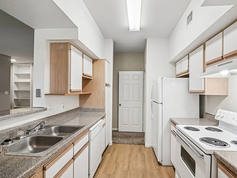 Chelsea Apartments — Photo 11