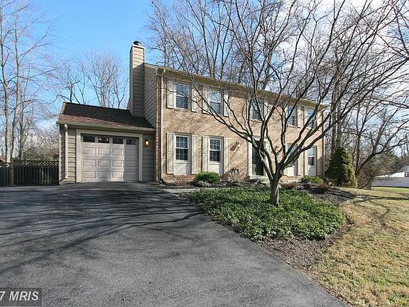 3rd image of 18201 Queen Elizabeth Dr