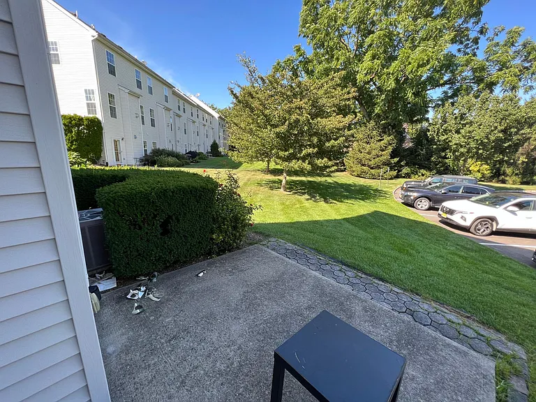 555 Coventry Dr — Photo 31