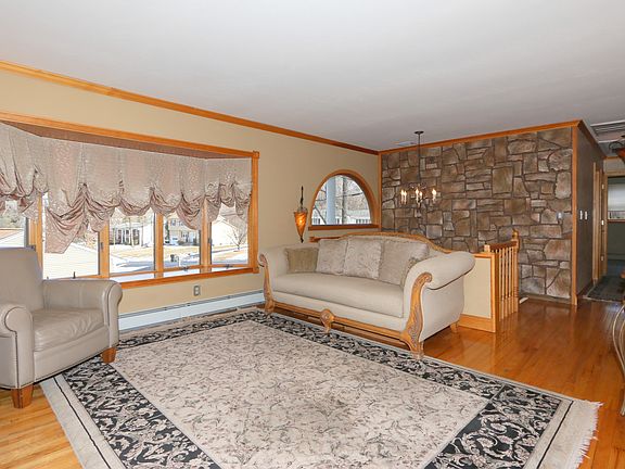 3rd image of 237 Dahlia Dr