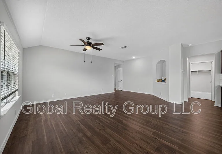 515 Diamond Shls — Photo 9