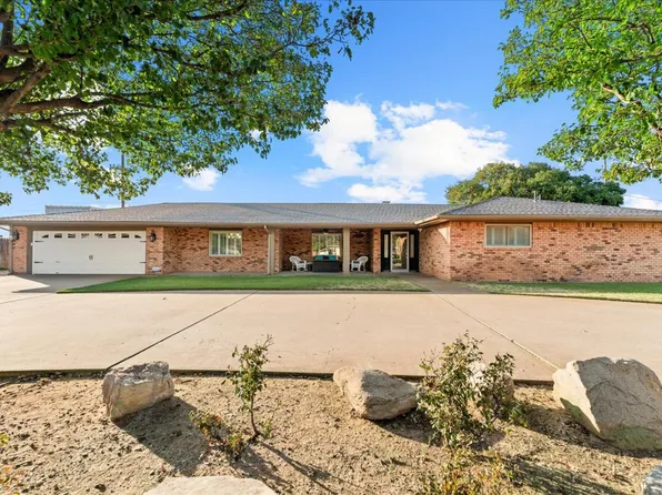 824 7th St, Wolfforth, TX 79382