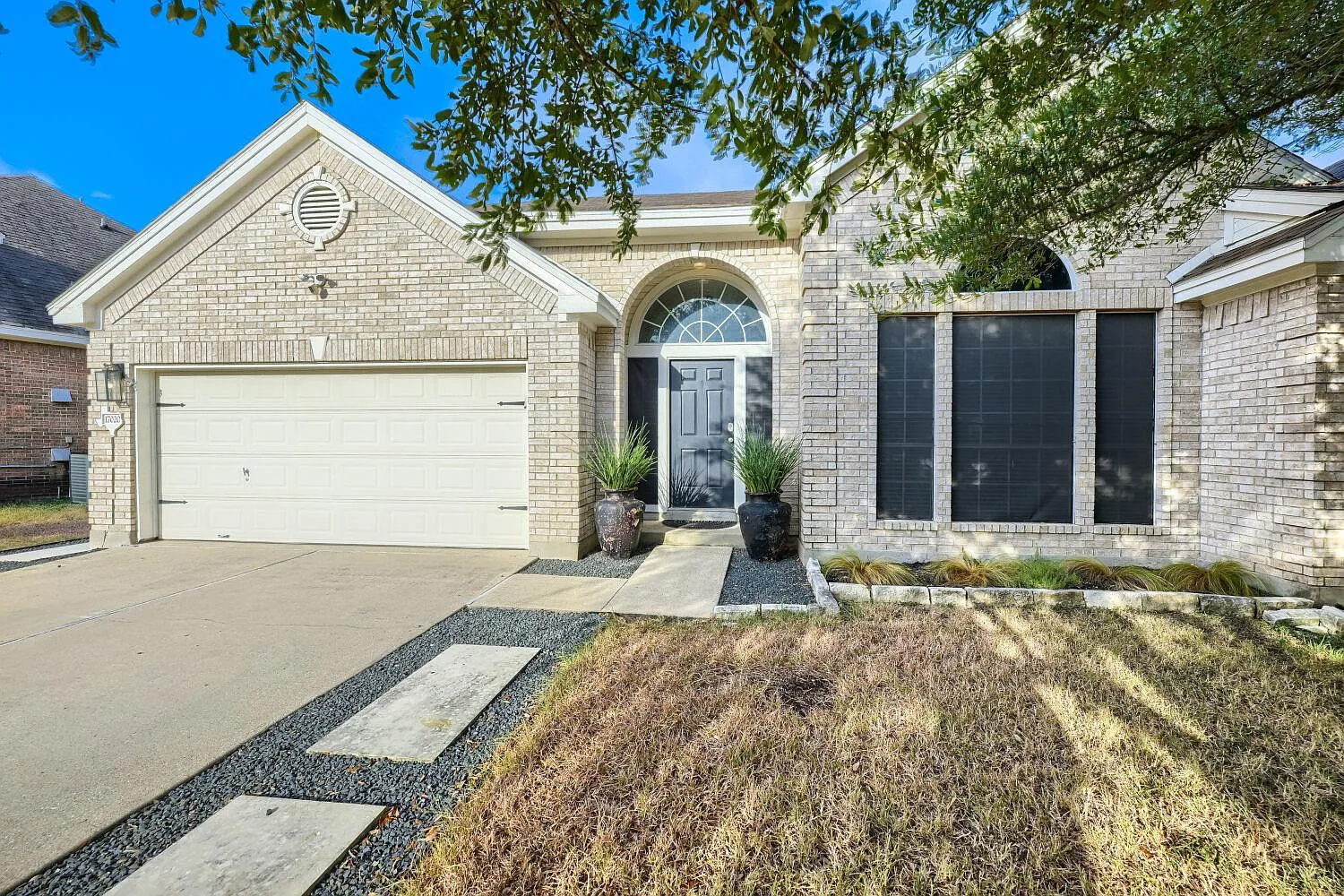 3 bed, 2.0 bath, 1911 sqft, $2,400 — Photo 2