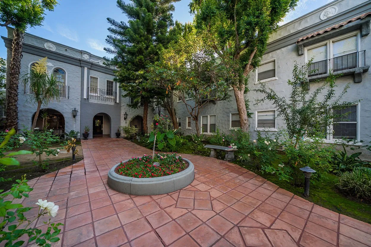 Chateau El Cerrito Apartments — Photo 2