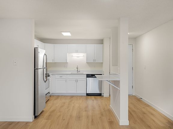 4th image of 3025 NE 137th St APT 408