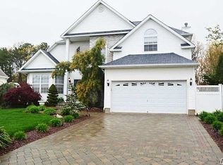 3 Marigold Ct, Holtsville, NY 11742