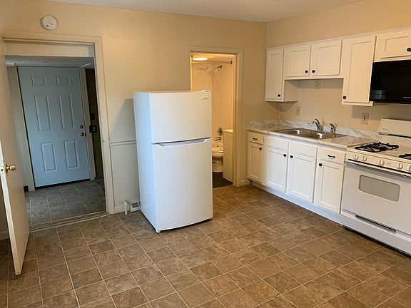 3rd image of 611 Lynn St #1