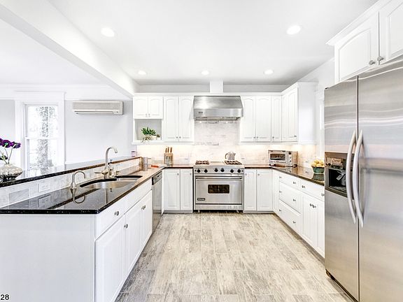 4th image of 313 Lenox Ave