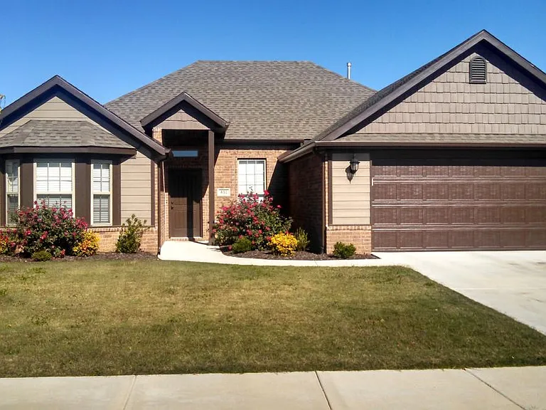 451 Ravenna Dr — Photo 1