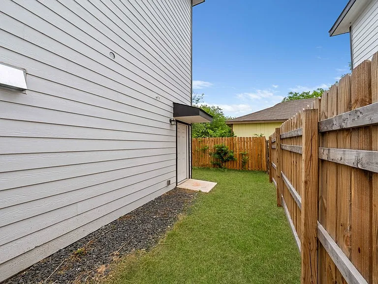 323 Gabriel St #201 — Photo 29