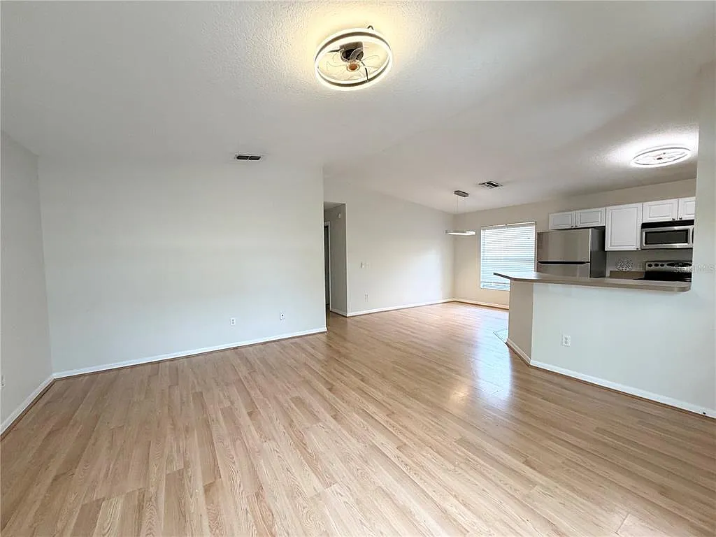 3 bed, 2.0 bath, 1215 sqft, $3,300 — Photo 4