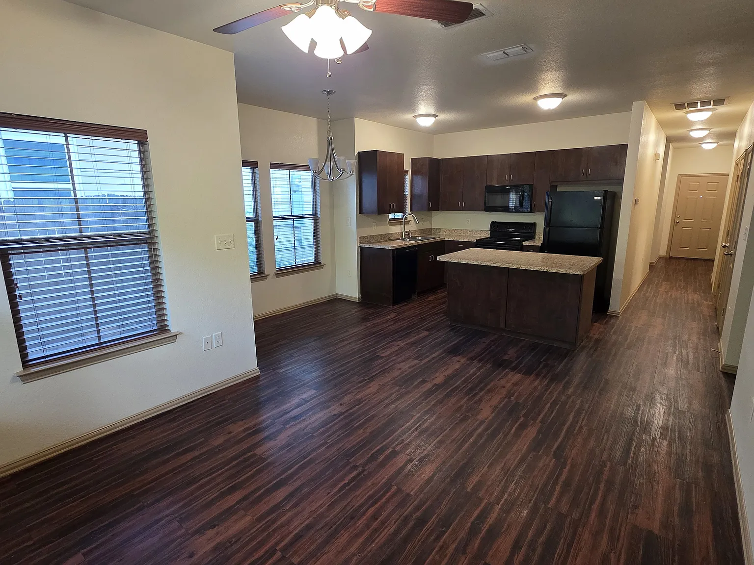 711 Caddell St — Photo 1