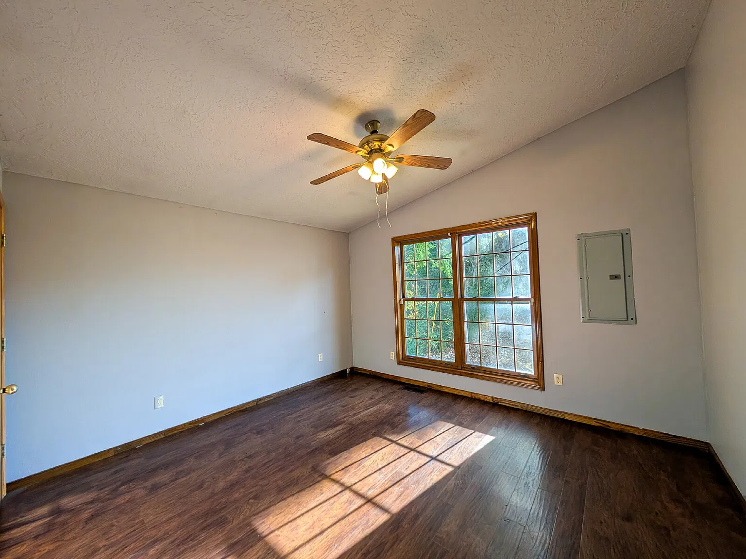 3 bed, 1.0 bath, 1200 sqft, $1,000 — Photo 4
