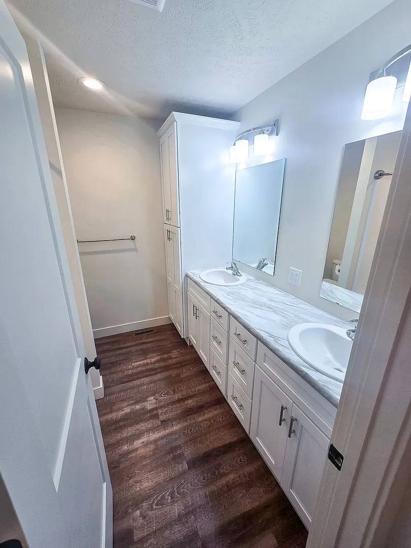 Building Photo - 308 E 13th St #2