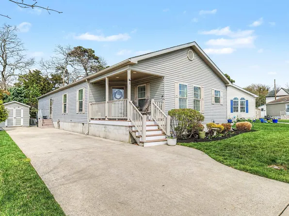 8 Cessna Ln, Absecon, NJ 08201