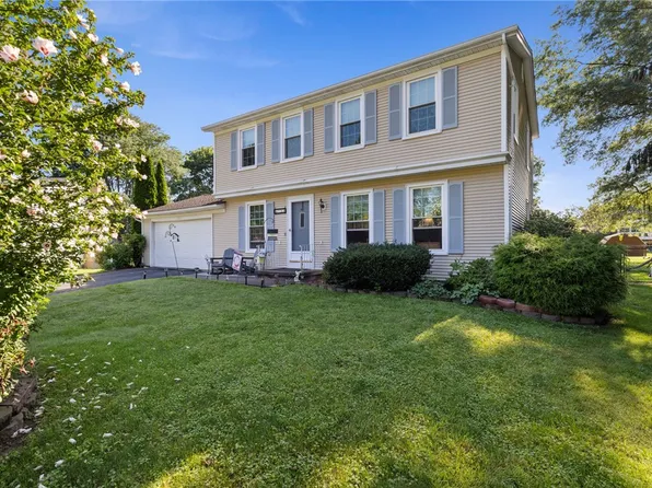 132 Stallion Cir, Rochester, NY 14626