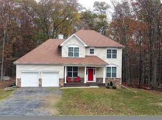 176 Kensington Dr, Bushkill, PA 18324