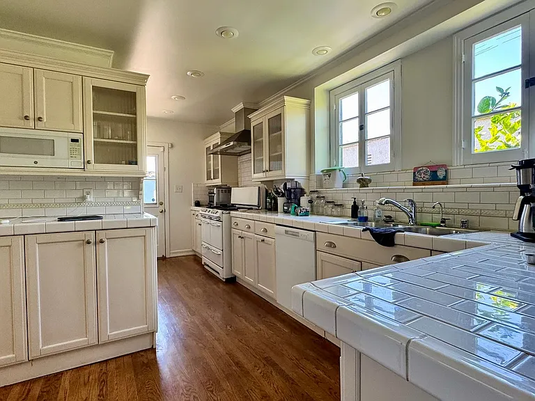 1518 S Genesee Ave — Photo 15