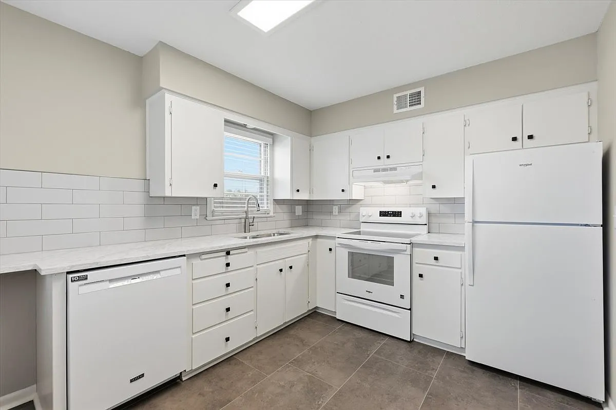 Building Photo - 734 S 50th St #3
