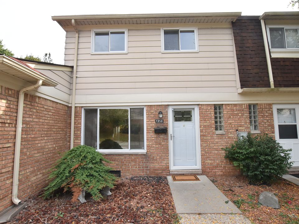 2 Bedroom 2 bath Townhouse/Condo great location!