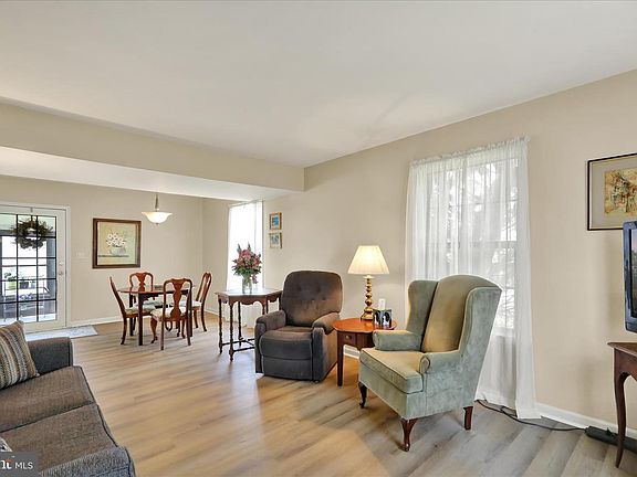 5th image of 40 Carriage House Dr