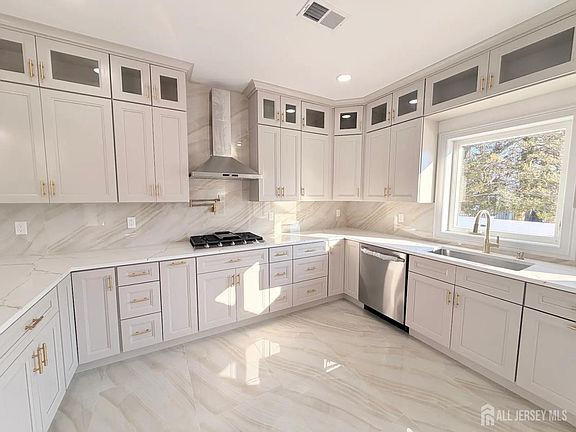 3rd image of 46 Foyer St