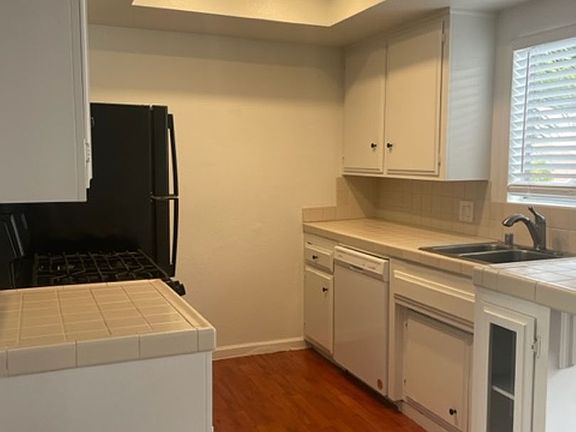2nd image of 310 8th St #3