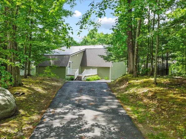 1 Labrador Way, Averill Park, NY 12018