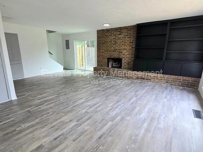 524 Westwood Ct — Photo 2