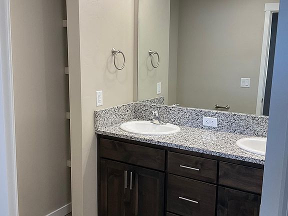 4th image of 531 Trails End