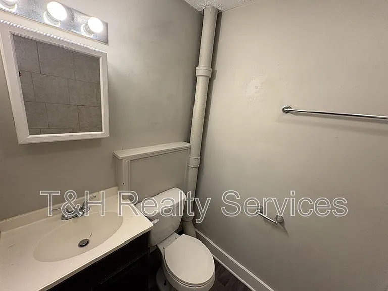 2116 Woodlawn Ave — Photo 11