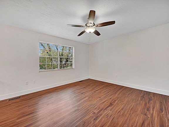 4th image of 2212 Mark Ln