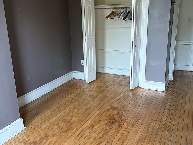 **ROOM FOR RENT**