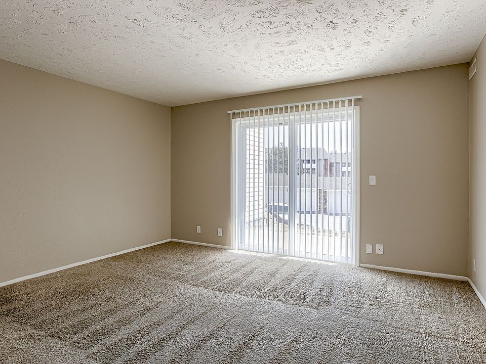 Omaha, NE Evergreen Terrace Apartments | 11A | Living