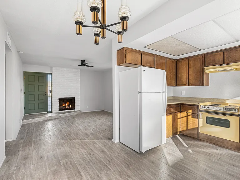 734 N Stewart — Photo 9