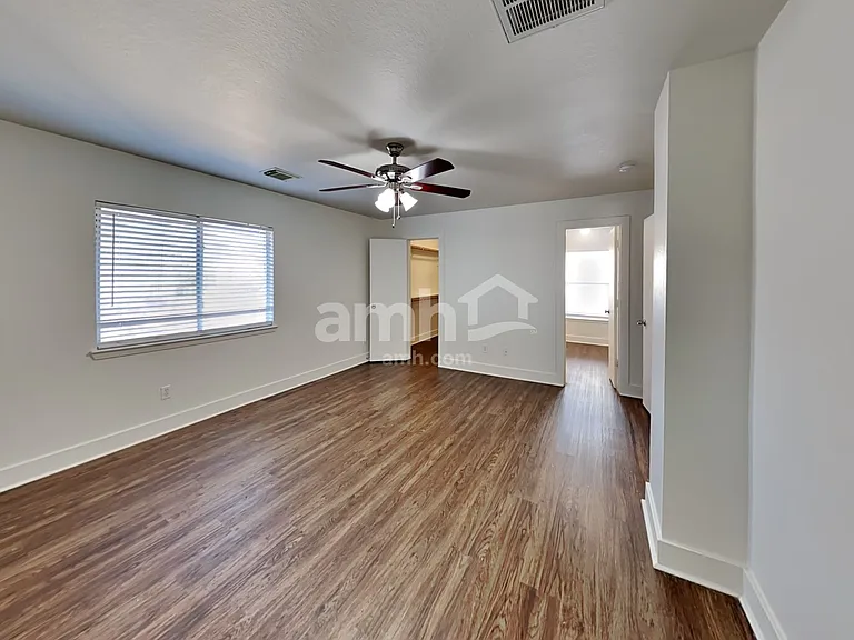 817 Lightningbug Ln — Photo 12